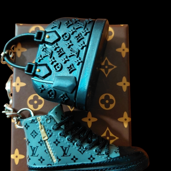 None Other - A Modern Look at Keyring/Bagcharm Fashion W/t Box ( Great Gift)